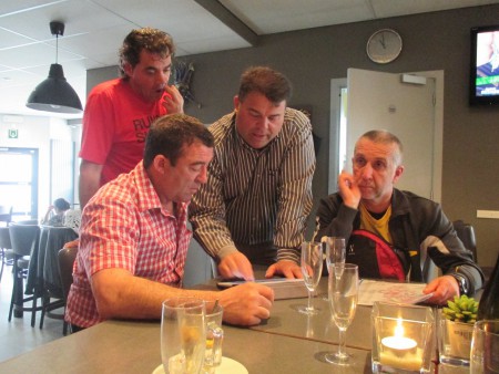 Onze begeleiders doen hun werk. Hier zoeken ze de plaats op google maps waar we onze rugnummer moeten afhalen.